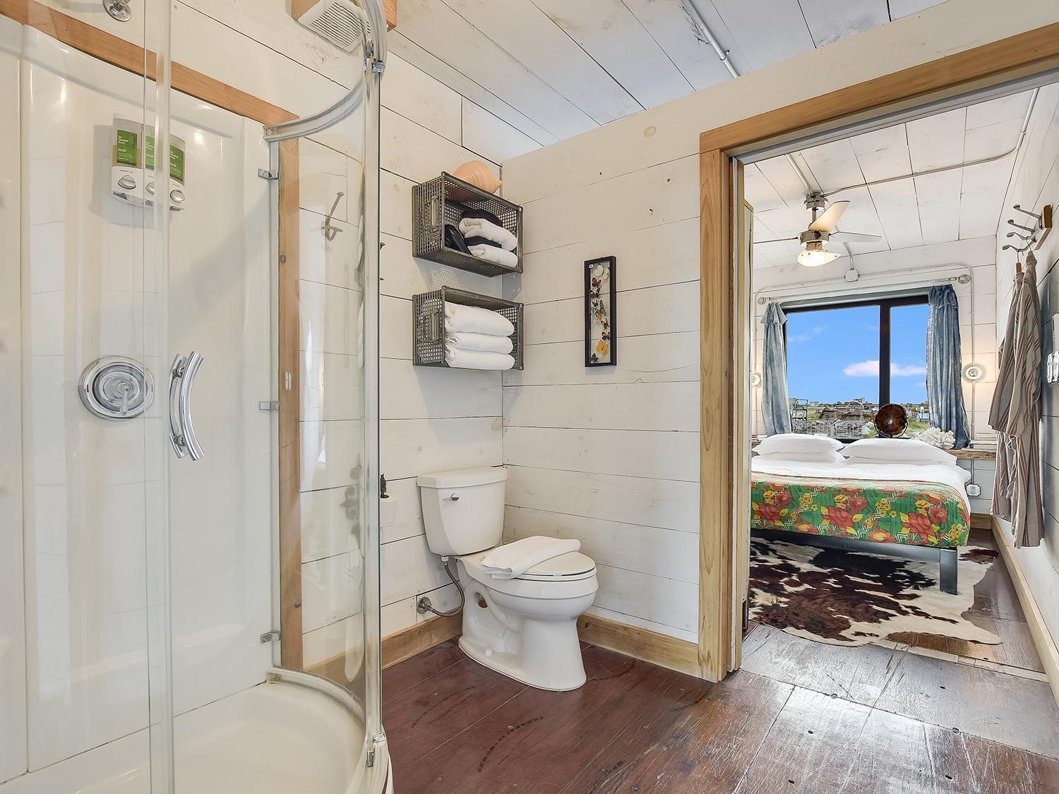 Flophouze Shipping Container Hotel Round Top Bilik gambar