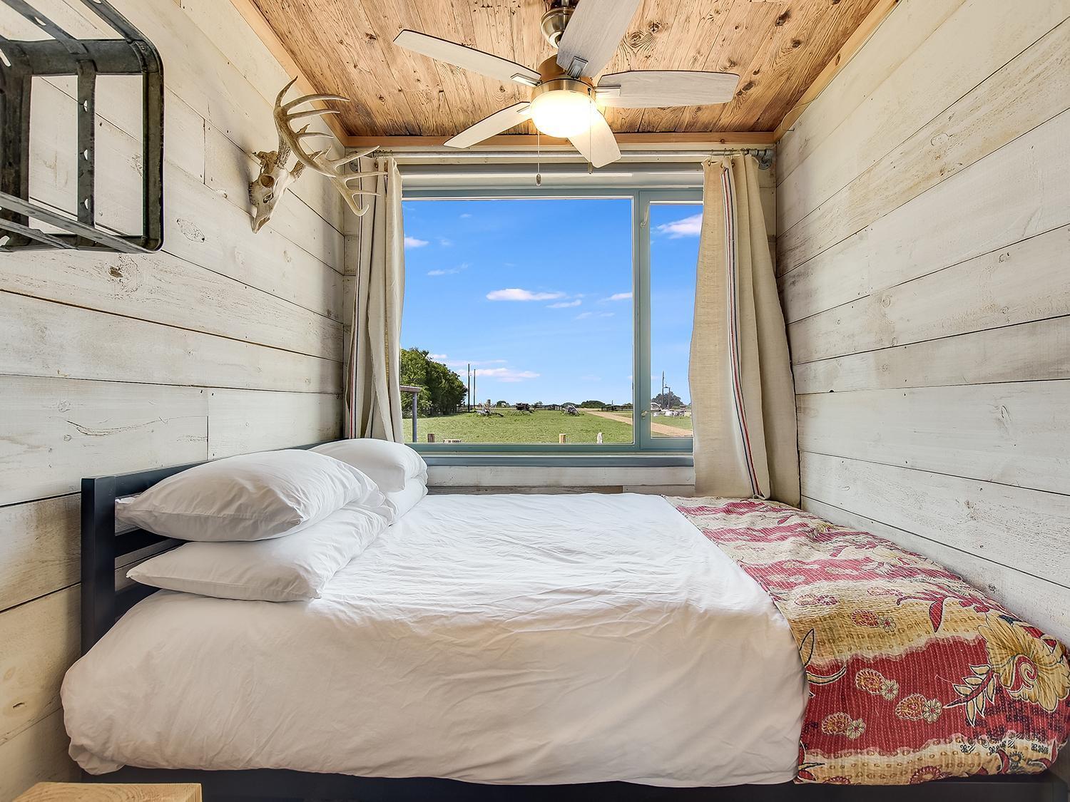 Flophouze Shipping Container Hotel Round Top Bilik gambar
