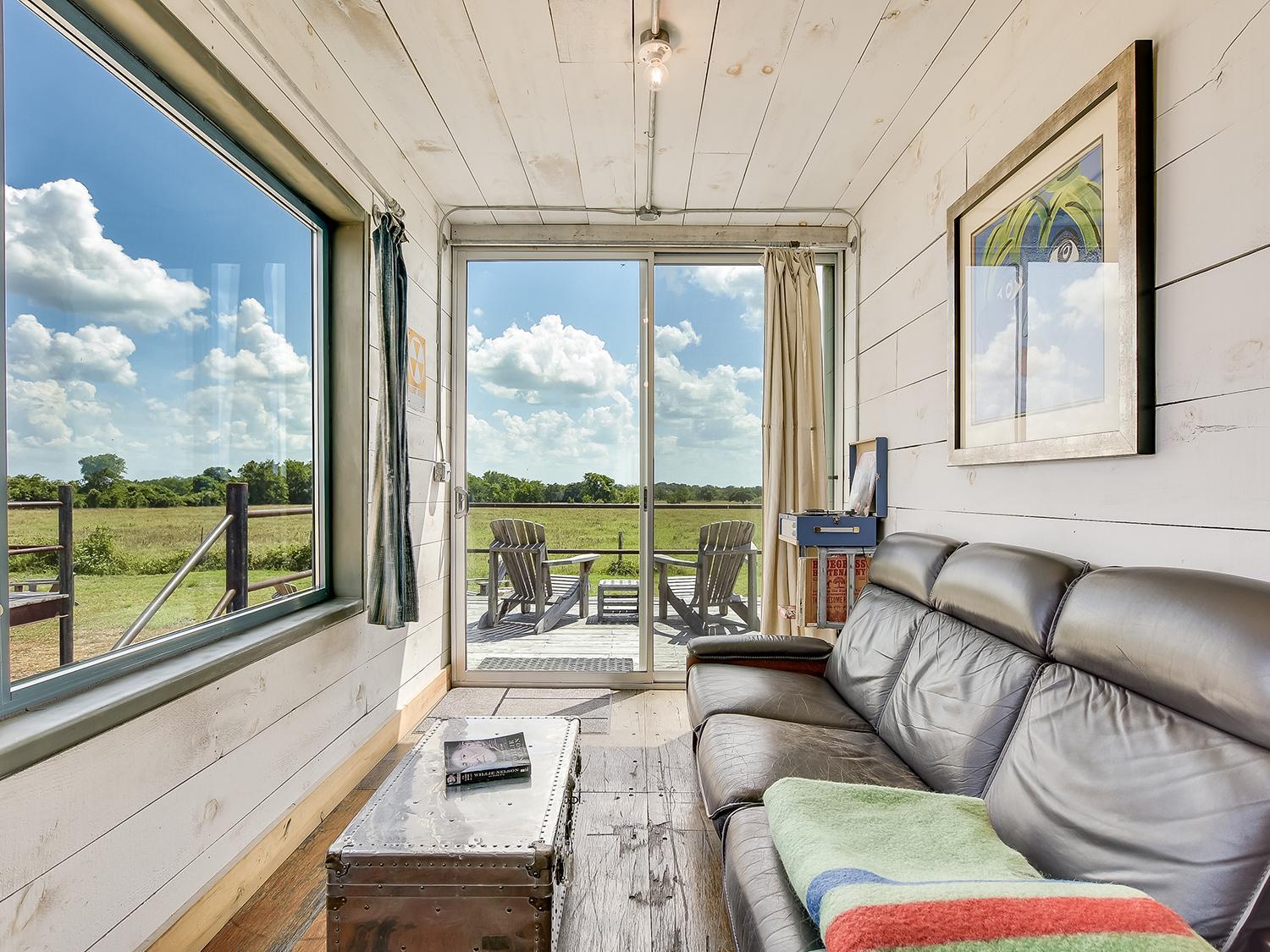 Flophouze Shipping Container Hotel Round Top Bilik gambar