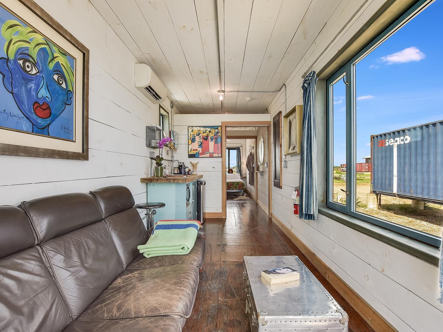 Flophouze Shipping Container Hotel Round Top Bilik gambar