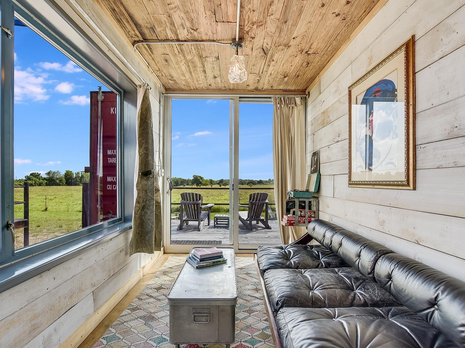 Flophouze Shipping Container Hotel Round Top Bilik gambar