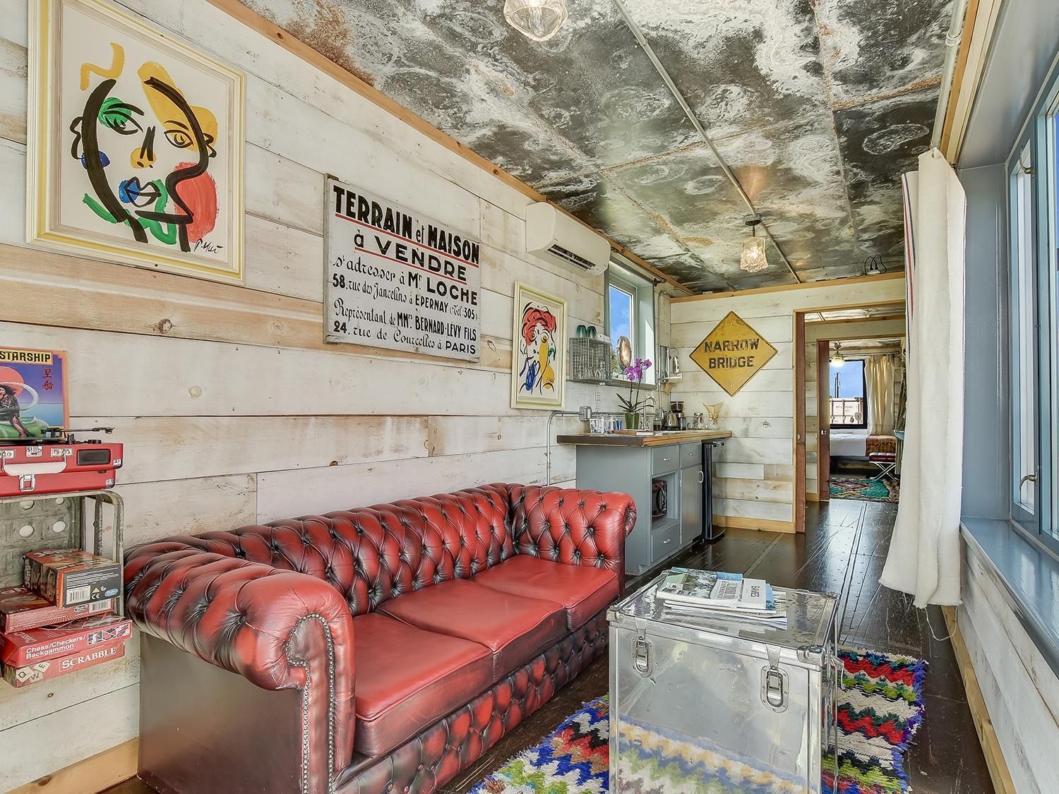 Flophouze Shipping Container Hotel Round Top Bilik gambar